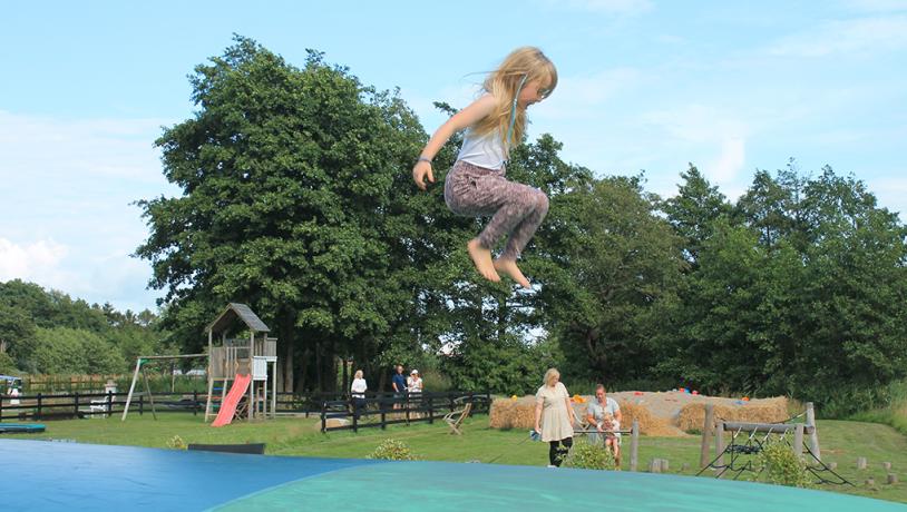 Læsø Antik og retro børn på trampolin