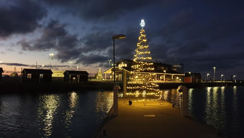 Jul i Vesterø Havn - juletræsstemning
