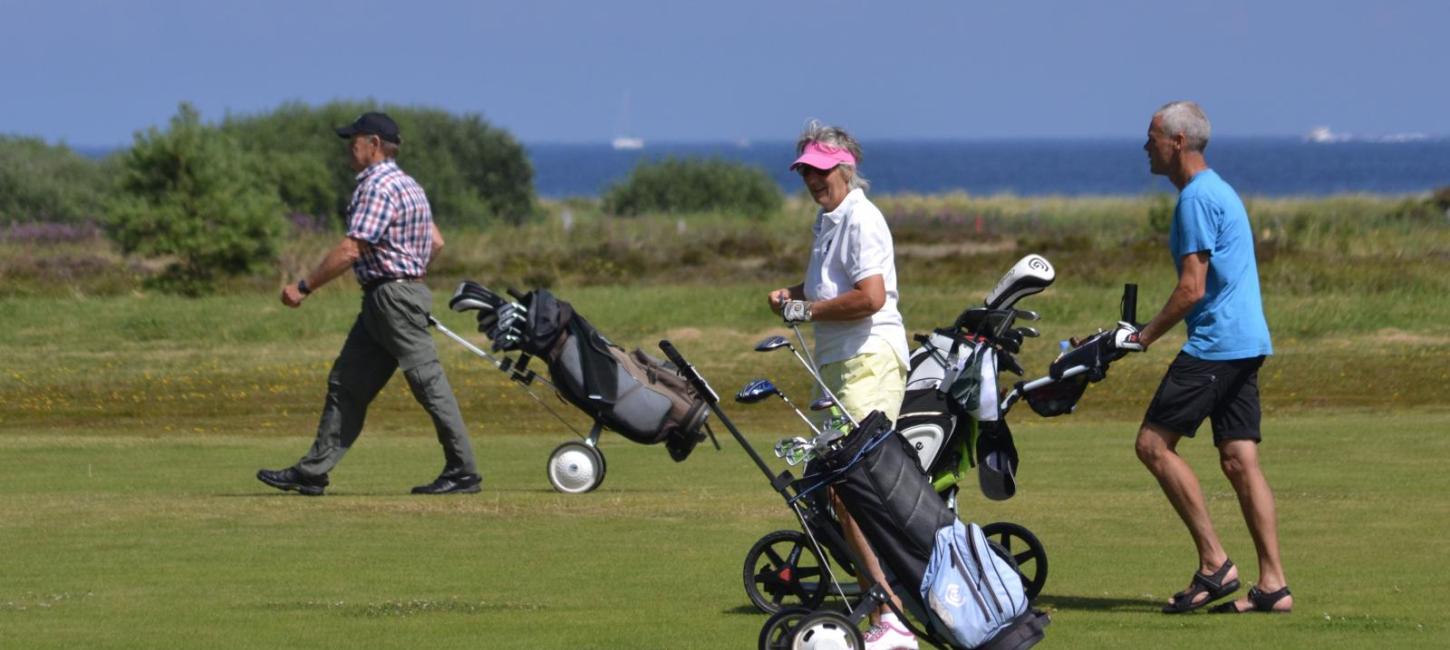 Golf med havet i baggrunden