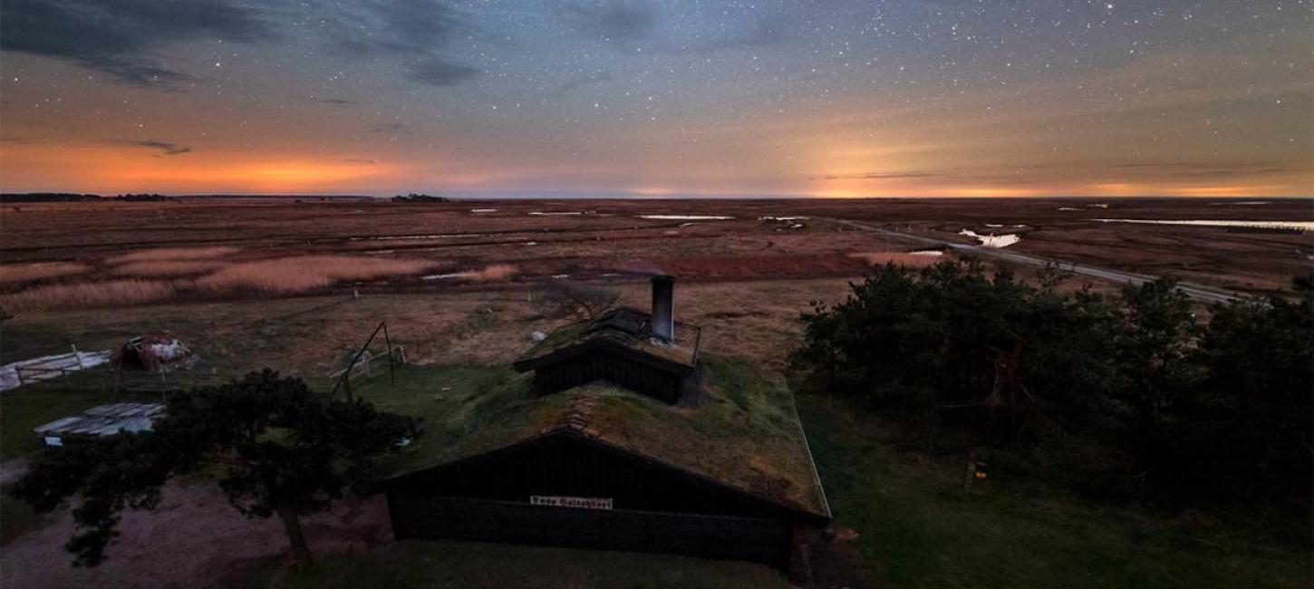 Stjernefoto af Læsøs nattehimmel over Saltsyderiet