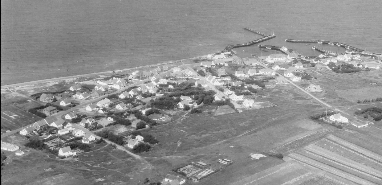 Vesterø Havneby omkring 1952 - luftfoto Aalborg Luftfoto, Det Kongelige Bibliotek