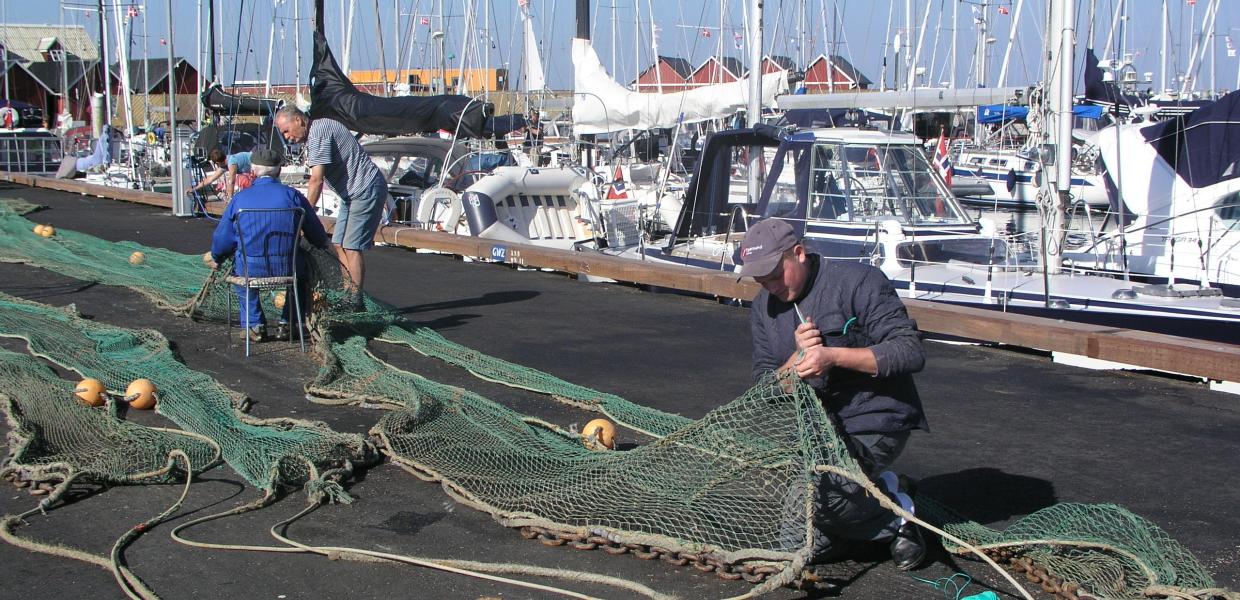 Der bødes garn på Vesterø Havn 