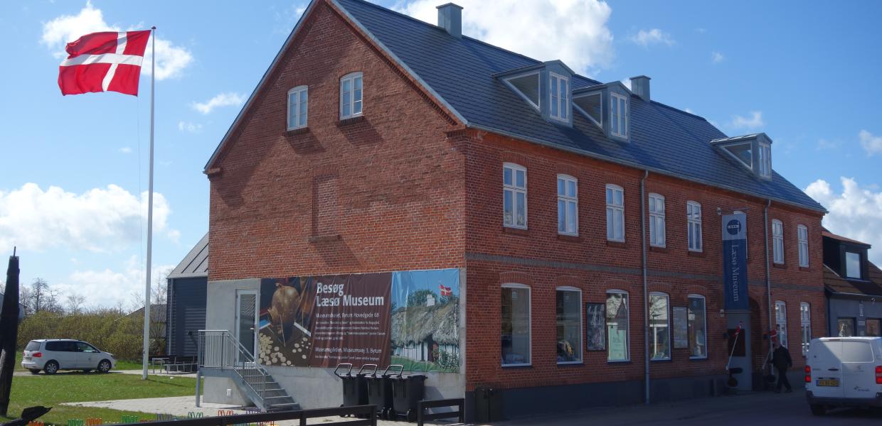 Museumshuset fra øst med flag