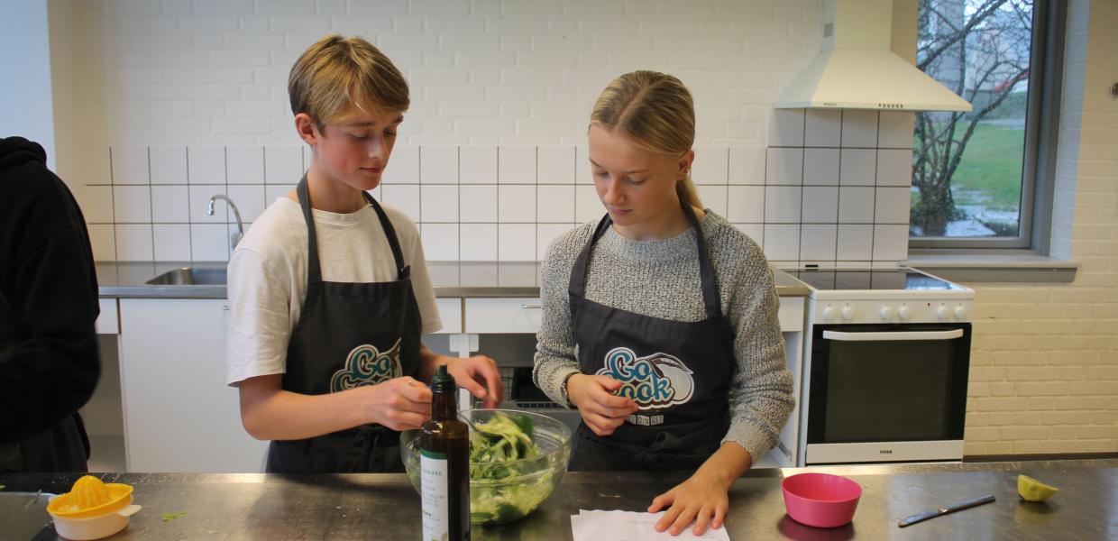 Saltets Dag - Læsø Skole - elever i køkkenet