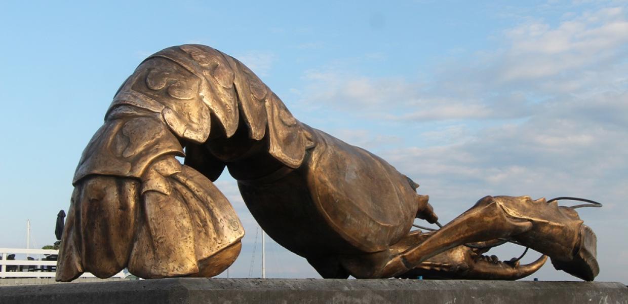 Ingegerd Bilving Jørgensens flotte skulptur af jomfruhummeren på havnen i Østerby på Læsø