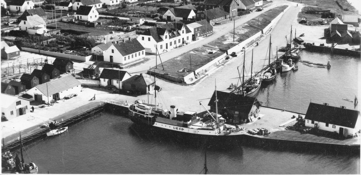 Luftfoto Vesterø Havn 1952