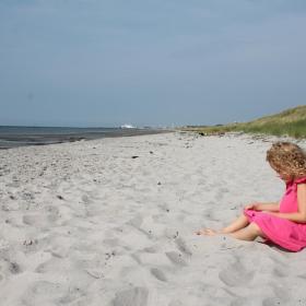 Pige på strand